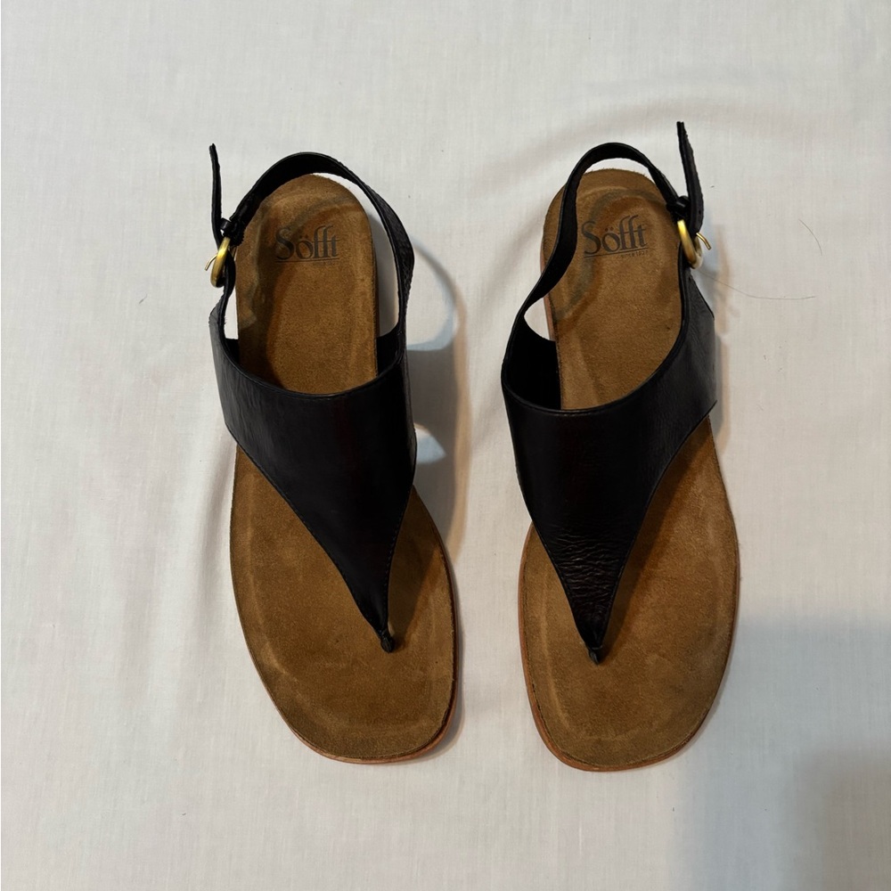Sofft Women's Black Italian leather thong sandals
Size 11